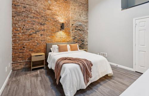 Rustic-Industrial Loft with Courthouse Views apts - Photo 19