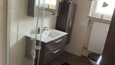 Möblierte Wohnung mit Balkon - Foto 4, Shower