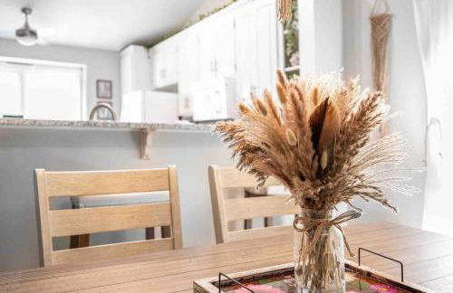 Cozy Boho Kildaire Farms Home- near Downtown - Foto 27