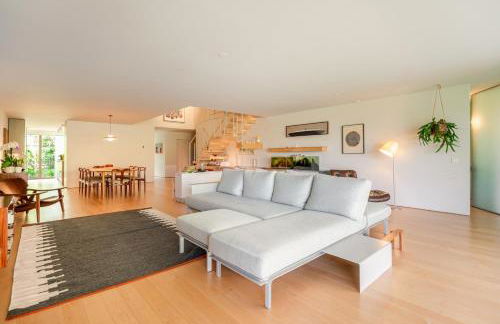 Grand Villa w/ Pool, Garden & Garage by HostWise - Foto 28