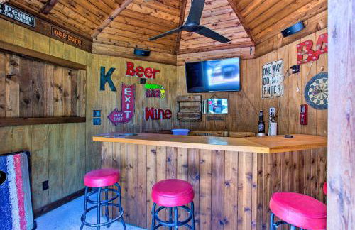 Lakefront Retreat with Pier, Bar Hut and Fireplace! - Foto 30