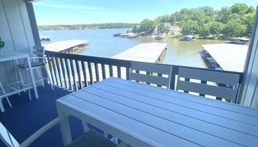 B Lakefront! Remodeled, Boat Slip, Patio Views, Pool, Boat Ramp, WIFI - Foto 1