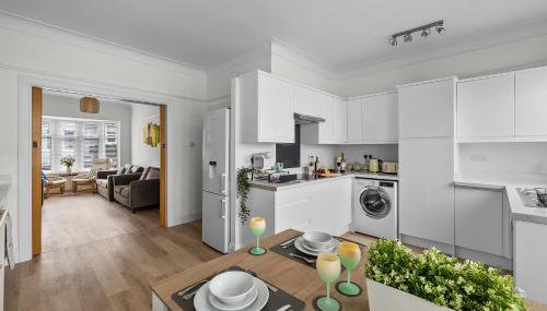 Substantial 5 bedroom townhouse with disabled access apartment, private off road parking space with EV point from 15th April 26, jaccuzi bath, Netflix and Wifi, near Argyle, boutique shops eateries and pubs - Foto 4, stove, dishwasher, pet friendly, toaster