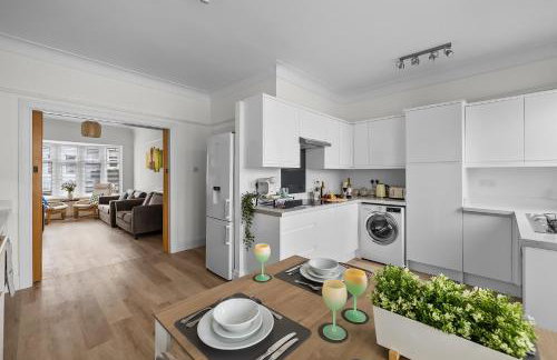 Substantial 5 bedroom townhouse with disabled access apartment, private off road parking space with EV point from 15th April 26, jaccuzi bath, Netflix and Wifi, near Argyle, boutique shops eateries and pubs - Foto 4