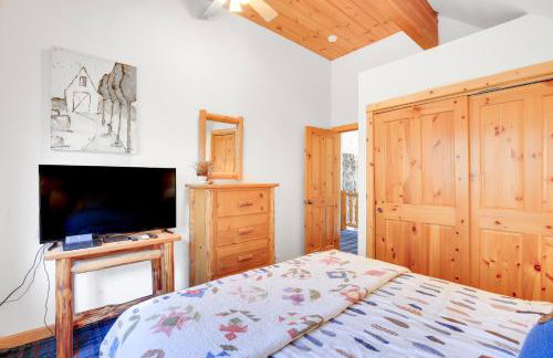 Peaceful Rhododendron Cabin with Fire Pit and Hot Tub! - Foto 17