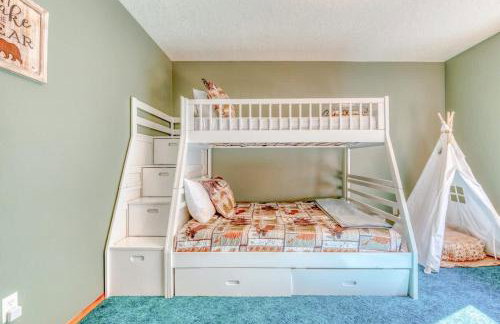 Iron Mountain - Spacious Secluded Lodge with Hot Tub & Game Room - Photo 53