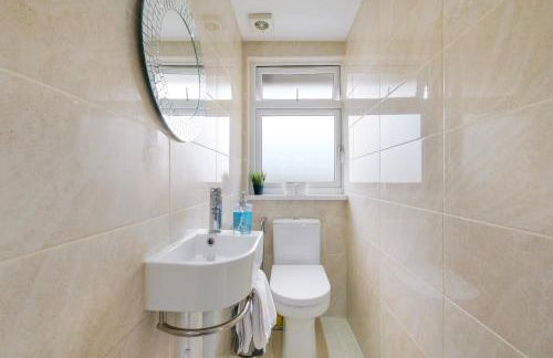 Elegant 5 Bed Home with Garden & Parking - Slough - Foto 9