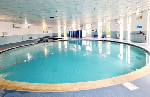 Cosy detached lodge, dog & child friendly with shared pools - Photo 3