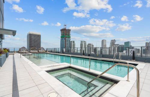 Downtown Condo with Den and Pool Access - Foto 59
