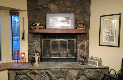 2BR Gated Escape With A Pool And Walk to Dining and Trails - Foto 7