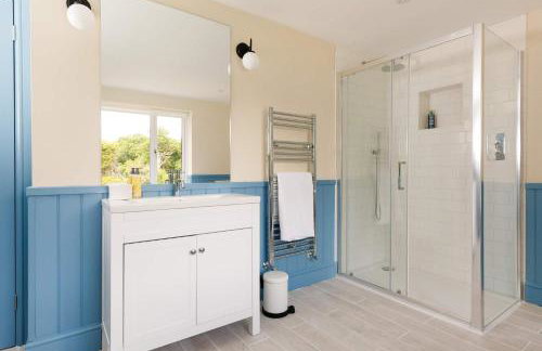 Stunning 5BR Home With Pool - 5 min to Beach - Foto 60