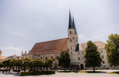 C4S COME4STAY Altötting - 3-Zi Whg I Zentrale Lage I Parkplatz I Balkon I WIFI I SmartTV I 1 Kingsize, 1 Queensize Bett I Office Arbeitsplatz I Wohnbereich mit Couch und Essbereich I voll ausgestattete Küche I Nespresso - Foto 35