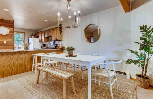 Cozy Ski Condo + Hot Tub + Fireplace + Heated Pool - Foto 17