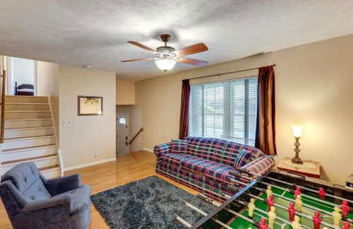 Bring the Family! Suburban Home with Yard in Omaha - Foto 3