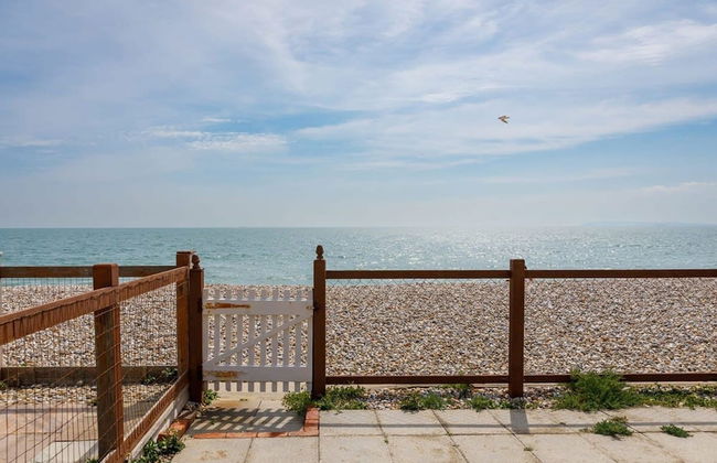 Sunny Seafront Chalet - Sleeps 6 - Photo 46