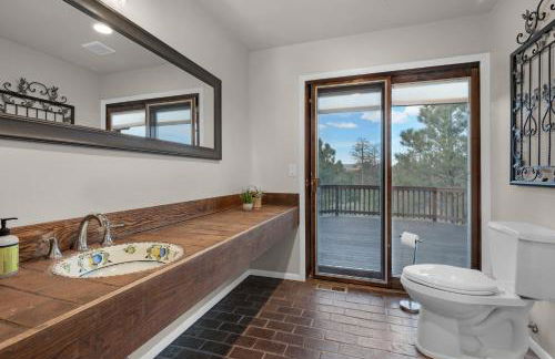 Expansive Monument Home Hot Tub and Mountain Views! - Foto 26