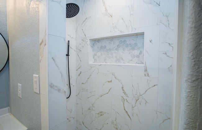 Escape to 4br/3ba Brand New Downtown Home - Foto 20