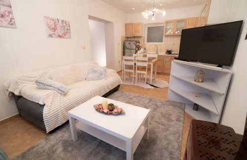 Mary's Downtown Home - a stroll away from Mount Vermio - Photo 14