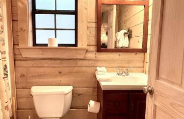 Perfectly private! Hot tub, king sized bed, grill, washer/dryer, and motorcycle friendly! Studio Cabin by RedAwning - Foto 26