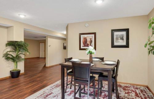 Charming 3-bedroom 1 bath basement nook with backyard view and gazebo - Foto 18