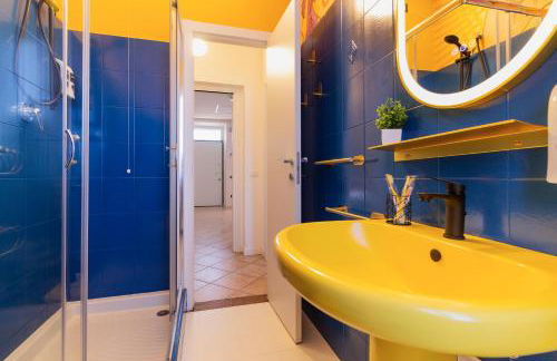 Black & White or Pop Art - Design Apartments with Parking & WiFi - Photo 46