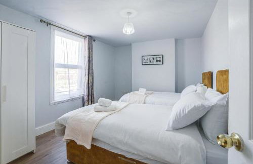 4BR Family Home, Garden, WiFi, 5mins to Elisabeth Line & 10min to Stratford - Foto 5