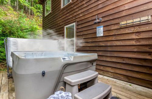 Amazing Creek View Cabin w/ Hot Tub, Firepit & Pool Table - Foto 48