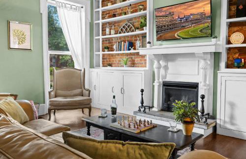 Elegant Manor w Private Yard & Modern Amenities - Foto 22