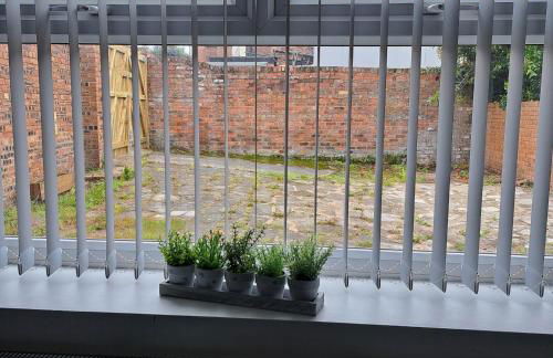 Spacious & comfy 4 bed house, 6 Beds, Free Private Parking & Wifi - Foto 35