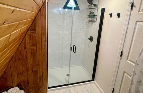 Cozy 2BR A-Frame Cabin w Hot Tub & Lake Views - Foto 26