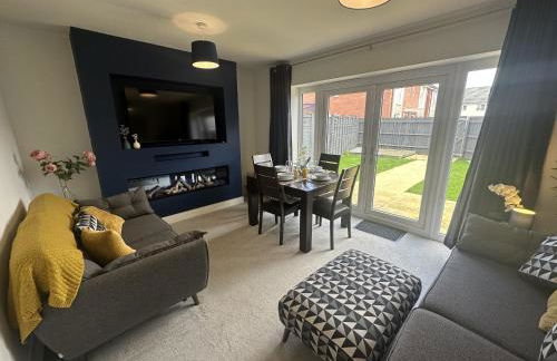 3 Bed Home for Contractors & Relocators with Parking, Garden & WiFi 5 mins walk to Town Centre & Train Station - Foto 13