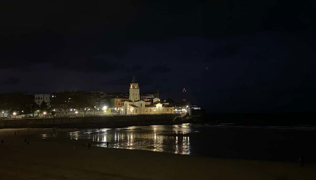 Free tour de los misterios y leyendas de Gijón - Foto 5, Playa de San Lorenzo