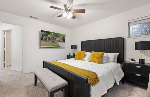 New Luxury Getaway - Two King Beds, Heated Pool, Outdoor Grill & 1Gbps Wifi - Photo 16