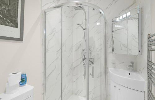 Modern Comfort 2-Bedroom, 2-Bathroom House - Photo 25