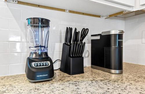 Elegant Escape Near Six Flags with WiFi, AC - Foto 10