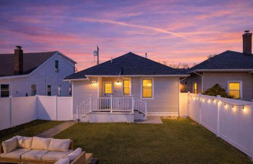 3BR Beach House | Fire Pit & Bar | Steps to Beach - Foto 46