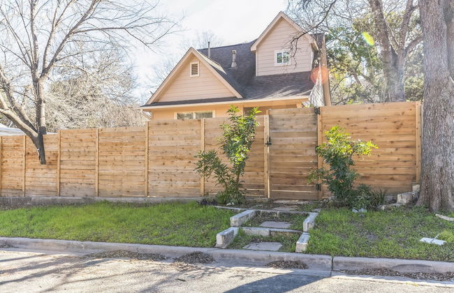 Retreat in Bouldin Creek Walkable to Restaurants - Photo 25