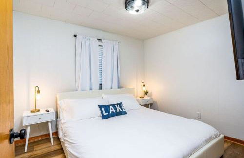 5BR Lakefront Getaway with hot tub - Foto 13