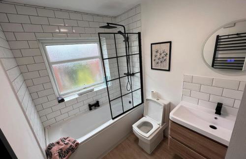 Altrincham House - 2BR - Sleeps 6 - WiFi - Parking - Foto 6