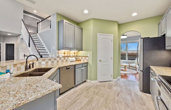 Spacious Home W/ Fun Amenities | Lake & Mtn Views - Foto 8