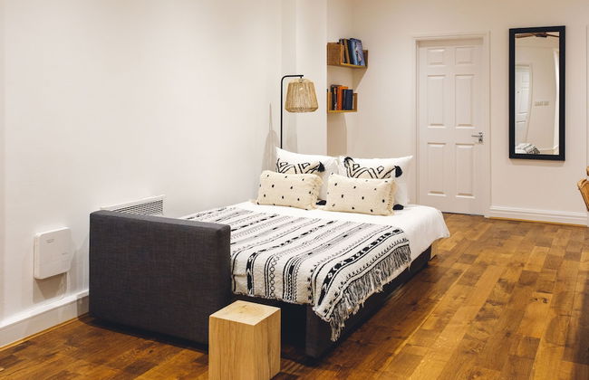 2 Bed Apartment Right on Trafalgar Square - Photo 35