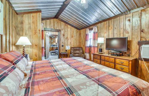 Clarkesville Rustic Hideaway on 38-Acre Farm! - Foto 10