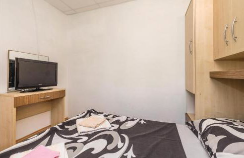 1 Bedroom Nice Apartment In Dinjiska - Foto 16