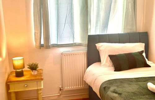 Cosy and spacious Home -Free parking, Free WiFi- sleeps 5 by FINNA Properties Ltd - Foto 32