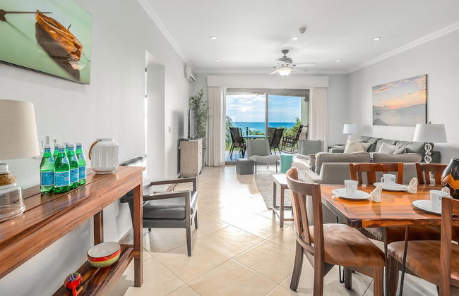 Elegant Oceanview Condo with Spacious Open-Concept Floor Plan and Inviting Beach Design - Foto 15
