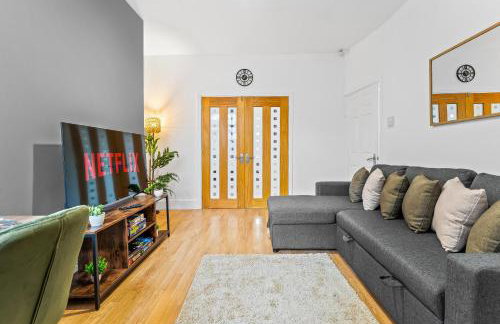 Comfortable 4 Bed Home - Free Parking & Fast WiFi - Foto 9