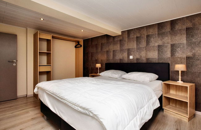 Modern Family Home With Wellness - Photo 7