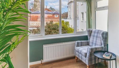 4 Bed City House with Private Garden and Parking - Foto 2