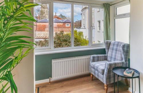 4 Bed City House with Private Garden and Parking - Foto 2