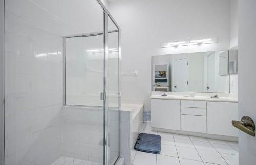 Disney-Close Lakefront Renovated 4BR Pool - Foto 45